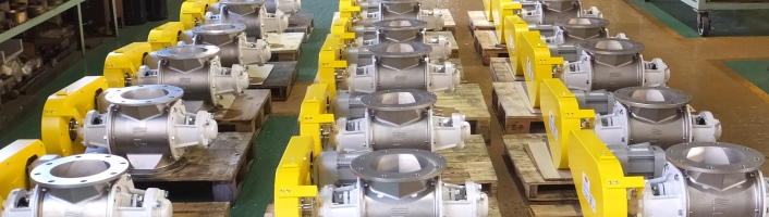 出荷を待つロータリーバルブ群　Rotary valves waiting for shipment